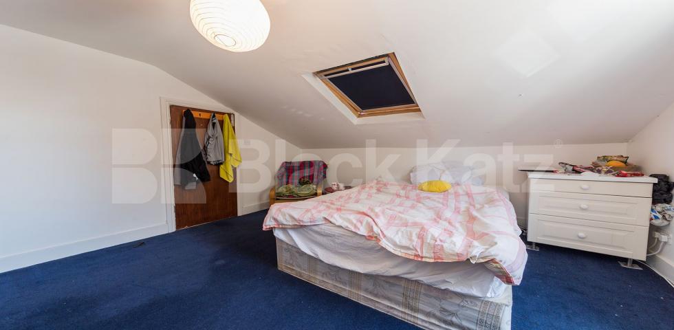 			GREAT VALUE !, 3 Bedroom, 1 bath, 1 reception Flat			 Whittington Road, Bounds Green